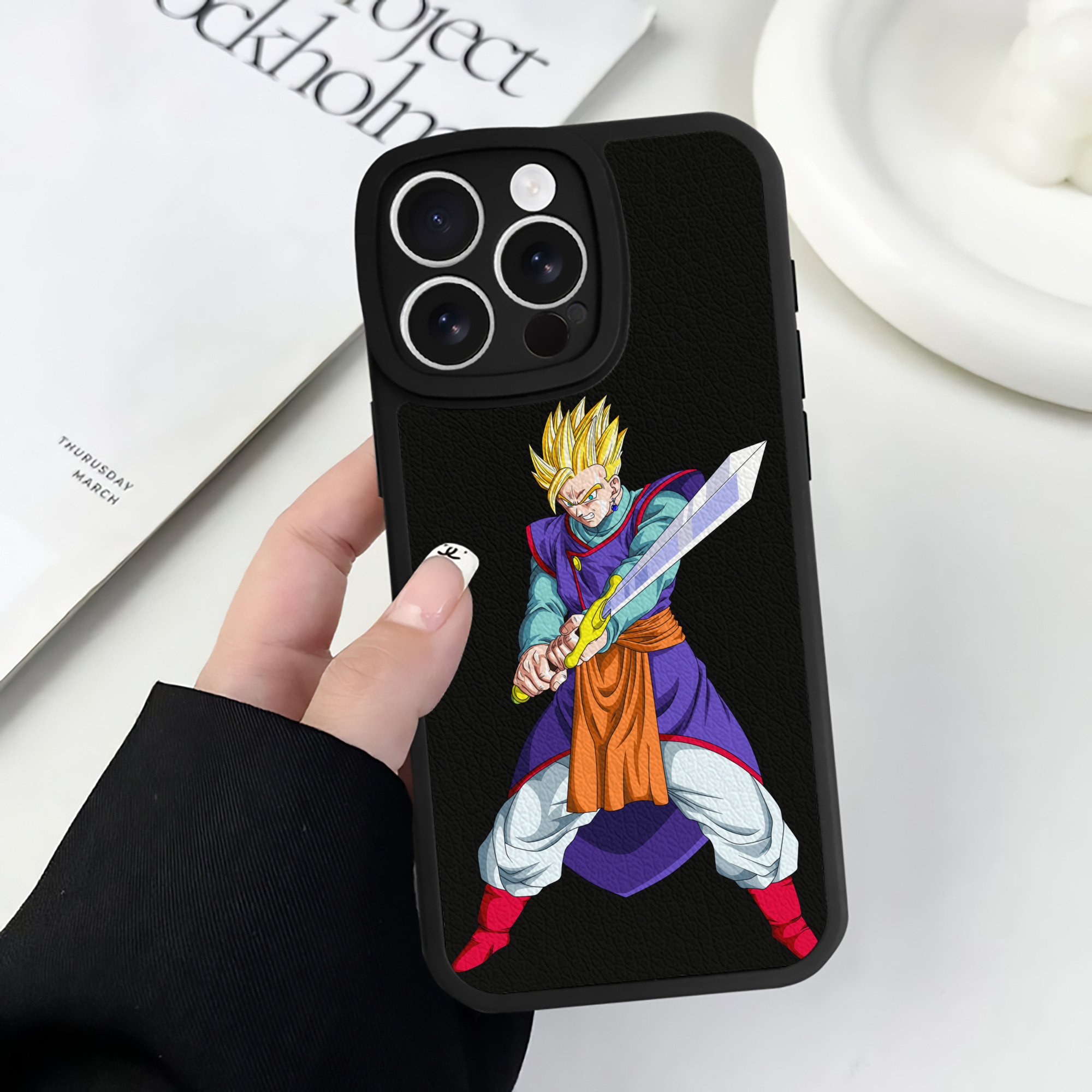 （画像用） ドラゴンボール 孫 悟飯（そんごはん）DRAGON BALL Son Gohan 【iPhone 16シリーズ対応】シリコンスマホケース（レザー調） 材質：シリコン